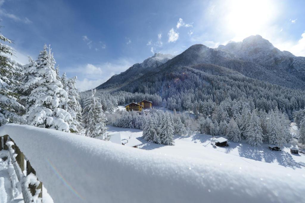 Hotel Shandranj Tesero Buitenkant foto